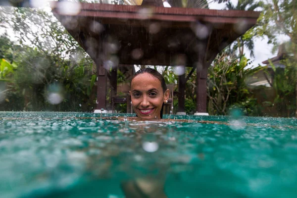 Femme dans une belle villa avec piscine — Photo