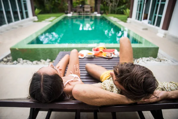 Pareja de amantes en una hermosa villa con piscina —  Fotos de Stock