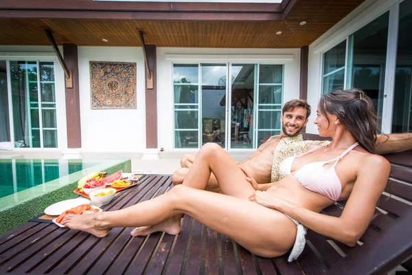Coppia di innamorati in una bella villa con piscina — Foto Stock