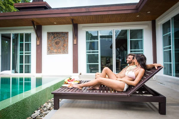 Casal de amantes em uma bela moradia com piscina — Fotografia de Stock