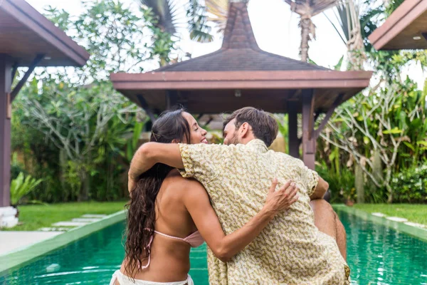 Pareja de amantes en una hermosa villa con piscina — Foto de Stock