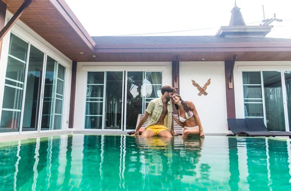 Casal de amantes em uma bela moradia com piscina — Fotografia de Stock