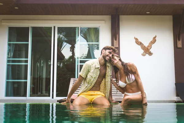 Casal de amantes em uma bela moradia com piscina — Fotografia de Stock