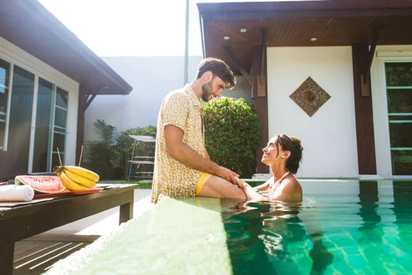 Casal de amantes em uma bela moradia com piscina — Fotografia de Stock