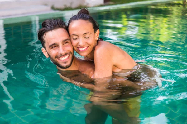 Casal de amantes em uma bela moradia com piscina — Fotografia de Stock