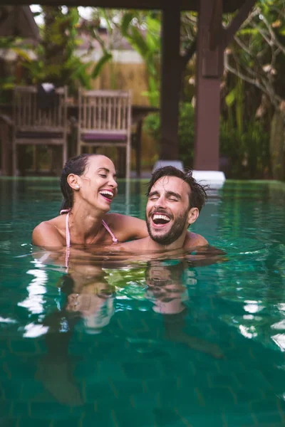 Pareja de amantes en una hermosa villa con piscina — Foto de Stock