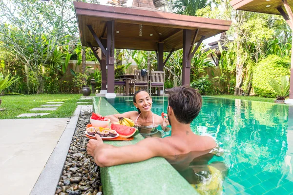 Casal de amantes em uma bela moradia com piscina — Fotografia de Stock