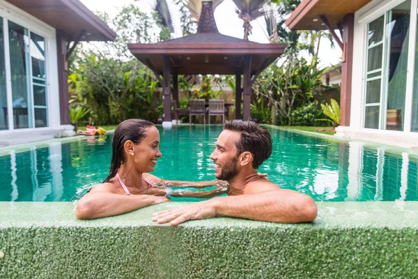 Coppia di innamorati in una bella villa con piscina — Foto Stock