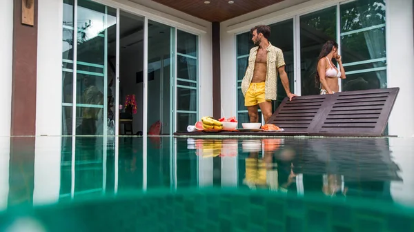 Coppia di innamorati in una bella villa con piscina — Foto Stock