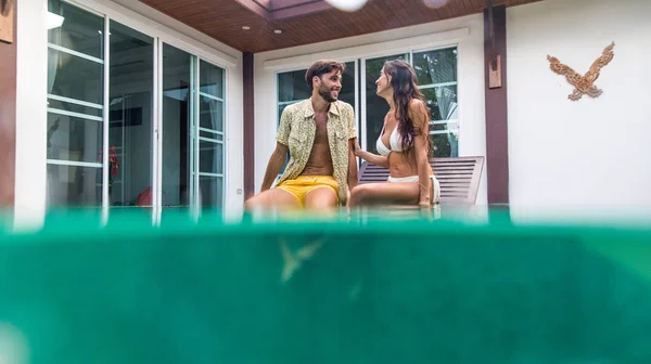 Cuplu de iubitori într-o vilă frumoasă cu piscină — Fotografie, imagine de stoc