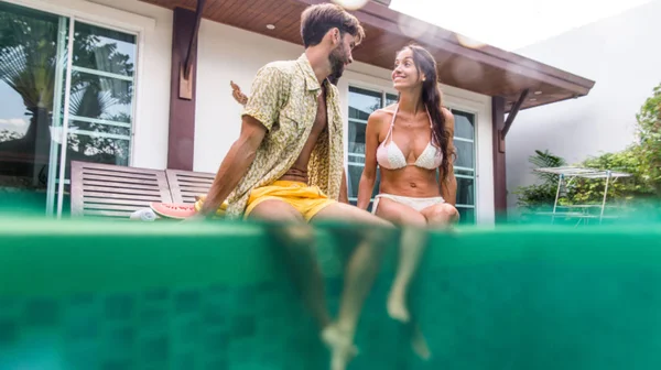 Par älskare i en vacker Villa med pool — Stockfoto