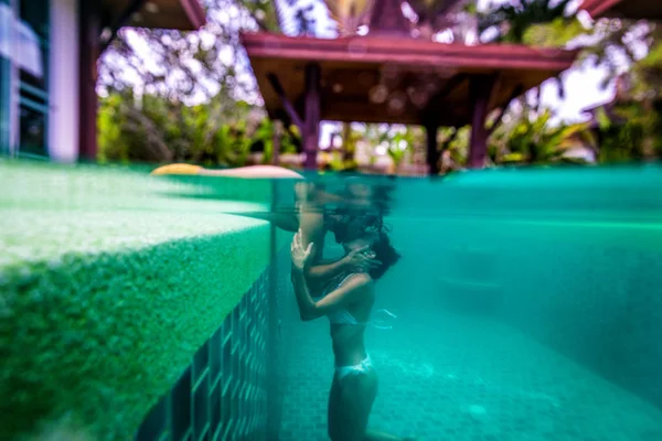 Pareja de amantes en una hermosa villa con piscina — Foto de Stock