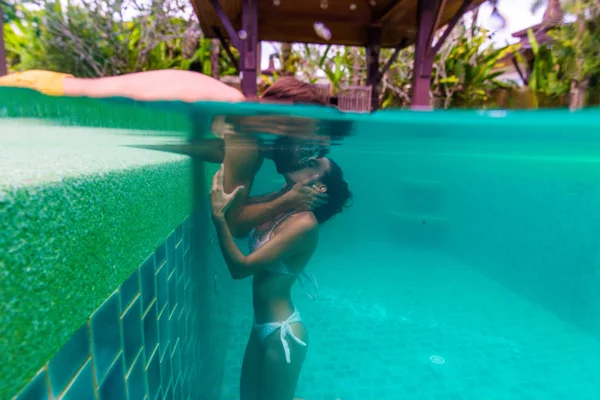Pár szerelmesek egy gyönyörű villában úszómedencével — Stock Fotó
