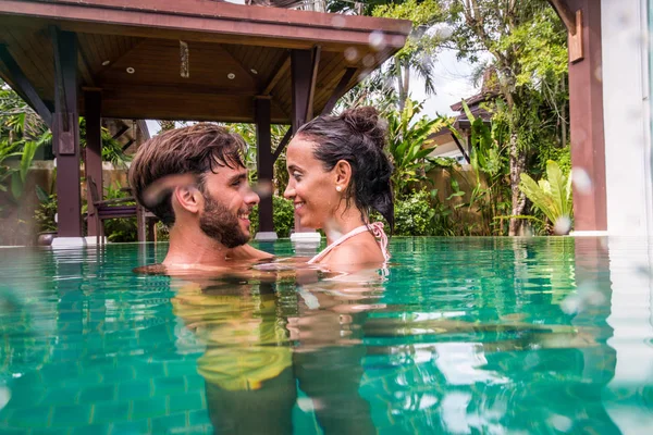 Casal de amantes em uma bela moradia com piscina — Fotografia de Stock