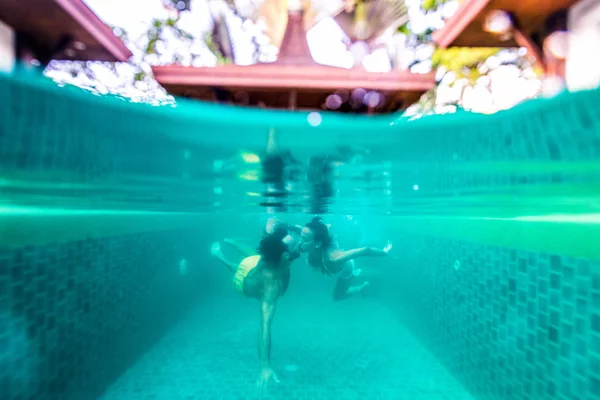 Casal de amantes em uma bela moradia com piscina — Fotografia de Stock