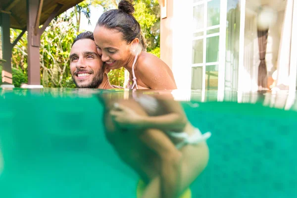 一对情侣在一个美丽的别墅与游泳池 — 图库照片