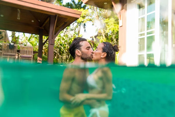 Couple of lovers in a beautiful villa with swimming pool — Stock Photo, Image