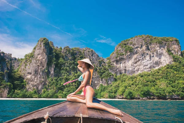 Hermosa mujer en un barco de cola larga en Tailandia —  Fotos de Stock