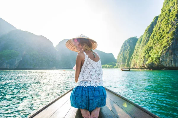Bella donna su una barca a coda lunga in Thailandia — Foto Stock