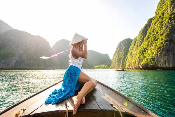 Gyönyörű nő egy hosszú farok hajót Thaiföldön — Stock Fotó