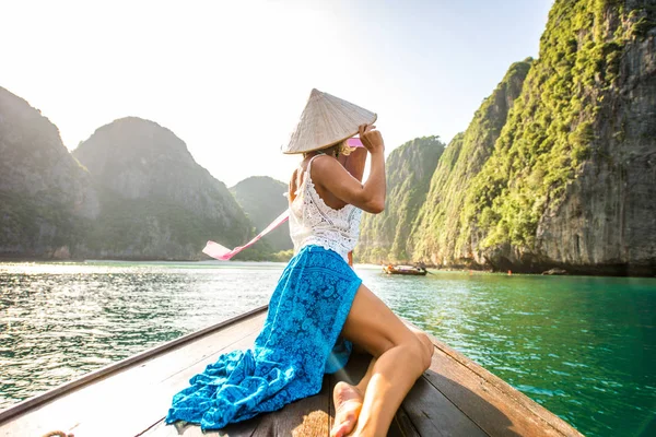 Beautiful woman on a long-tail boat in Thailand — Stock Photo, Image