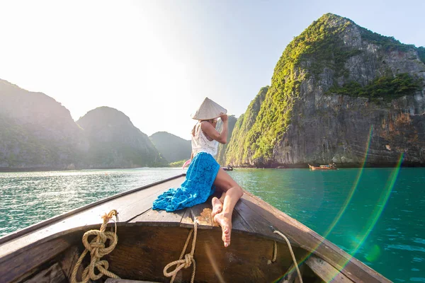 タイのロングテールボートに乗った美しい女性 — ストック写真