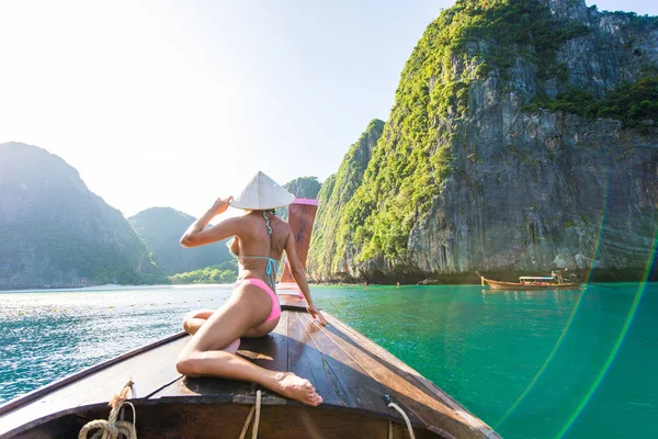 Красива жінка на довгий хвіст човен в Таїланді — стокове фото