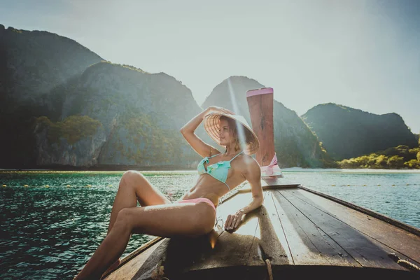 Hermosa mujer en un barco de cola larga en Tailandia —  Fotos de Stock