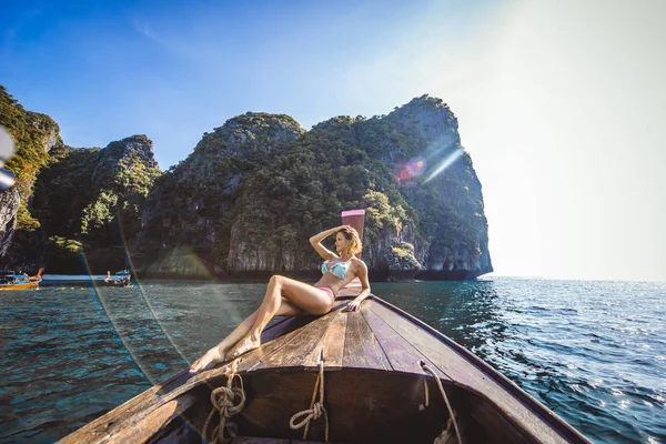 Bella donna su una barca a coda lunga in Thailandia — Foto Stock