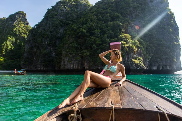 Bella donna su una barca a coda lunga in Thailandia — Foto Stock