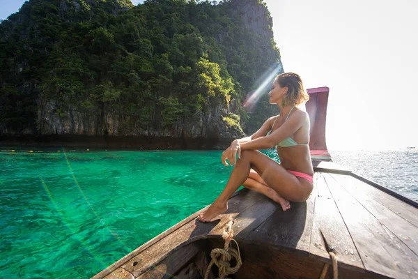 Krásná žena na dlouhoocasní lodi v Thajsku — Stock fotografie