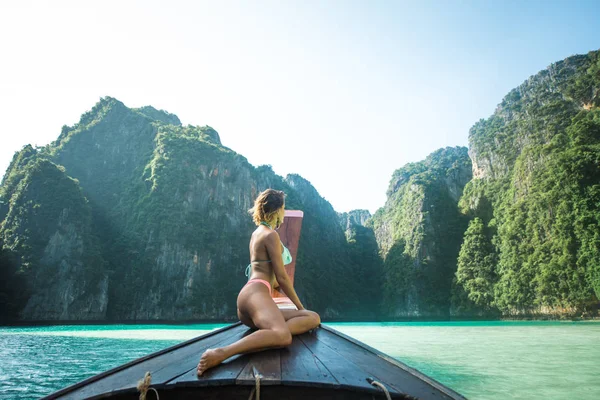 Beautiful woman on a long-tail boat in Thailand — Stock Photo, Image