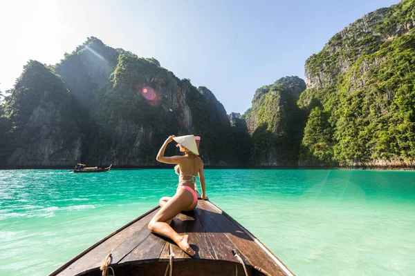 Красива жінка на довгий хвіст човен в Таїланді — стокове фото