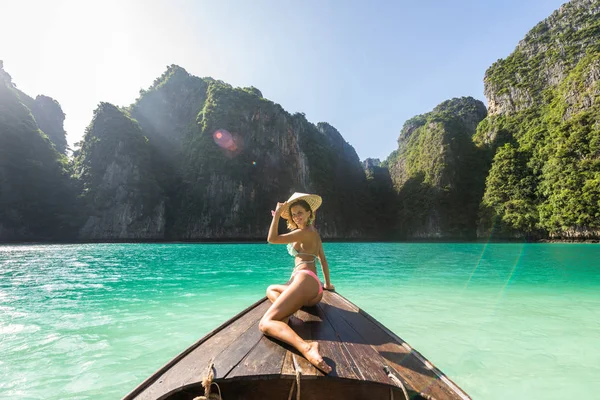 Beautiful woman on a long-tail boat in Thailand — Stock Photo, Image