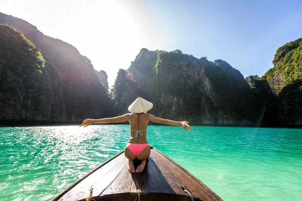 Bella donna su una barca a coda lunga in Thailandia — Foto Stock