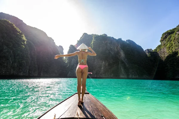 Bella donna su una barca a coda lunga in Thailandia — Foto Stock