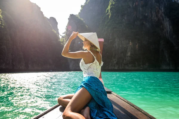 Hermosa mujer en un barco de cola larga en Tailandia —  Fotos de Stock