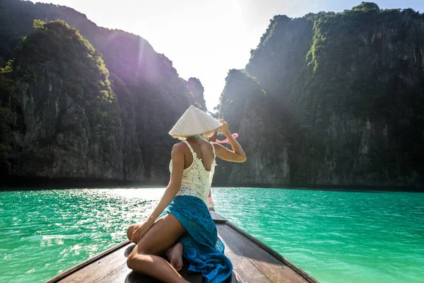 Bella donna su una barca a coda lunga in Thailandia — Foto Stock