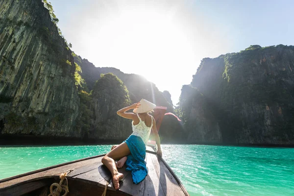 Bella donna su una barca a coda lunga in Thailandia — Foto Stock