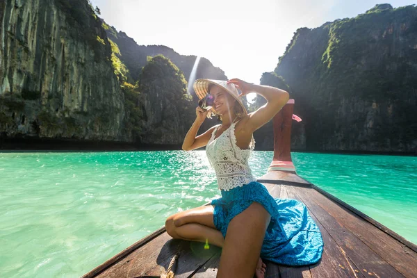 Beautiful woman on a long-tail boat in Thailand — Stock Photo, Image