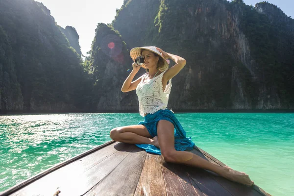 Bella donna su una barca a coda lunga in Thailandia — Foto Stock