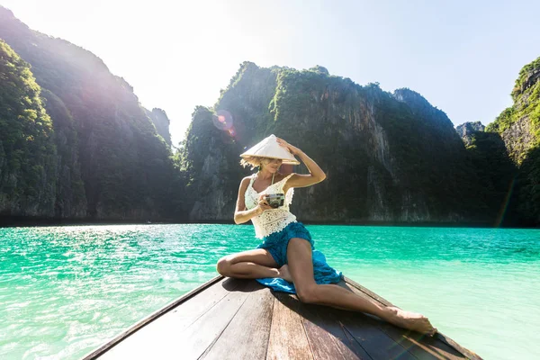 Beautiful woman on a long-tail boat in Thailand — Stock Photo, Image