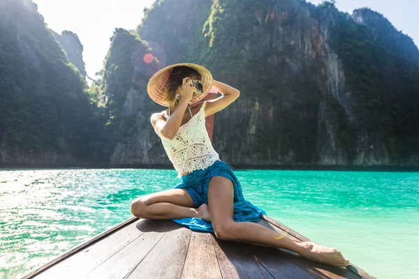 Beautiful woman on a long-tail boat in Thailand — Stock Photo, Image