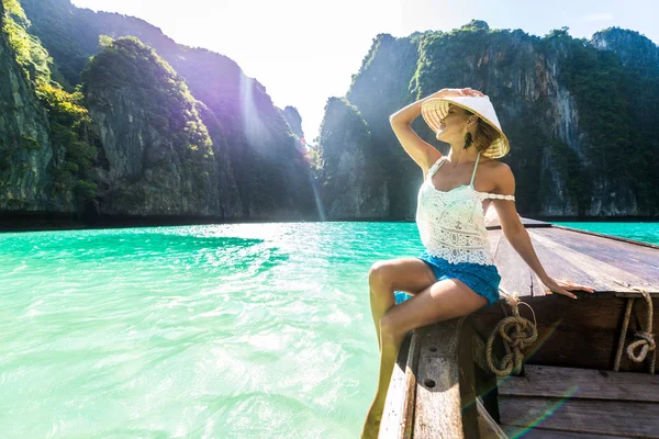 Bella donna su una barca a coda lunga in Thailandia — Foto Stock