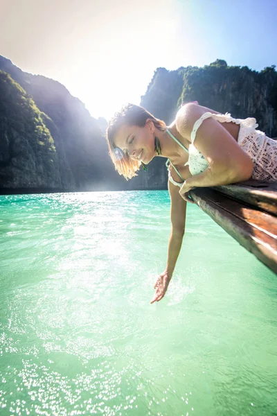 Beautiful woman on a long-tail boat in Thailand — Stock Photo, Image