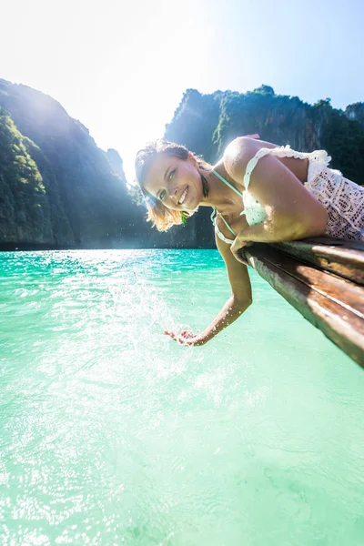 Hermosa mujer en un barco de cola larga en Tailandia —  Fotos de Stock