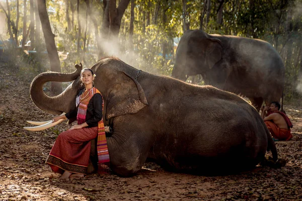 Elefante e donna in Thailandia — Foto Stock