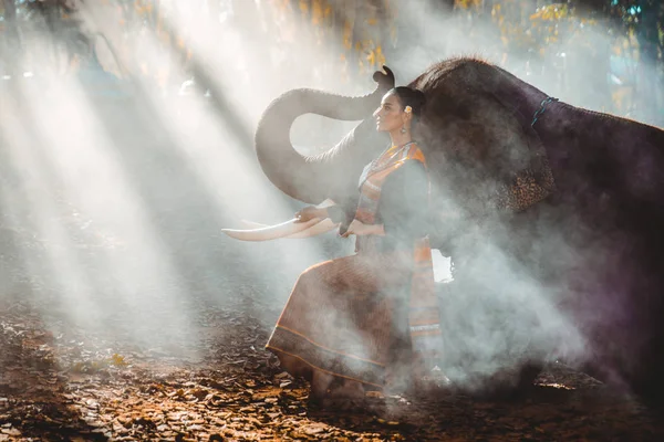 Éléphant et femme en Thaïlande — Photo