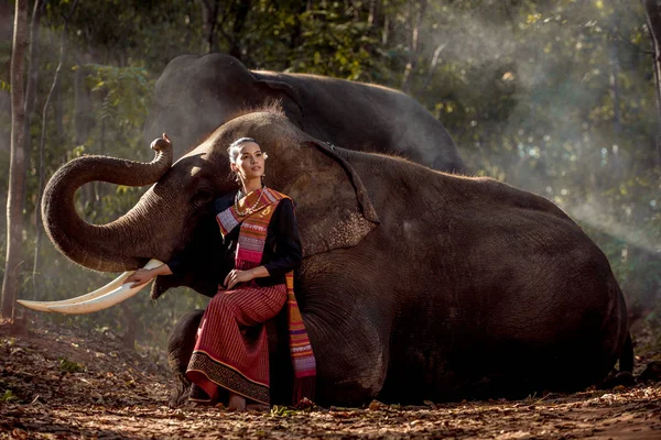 Elefante e donna in Thailandia — Foto Stock