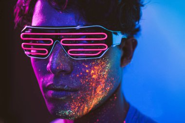 Floresan boyama ile rave partide dans Yakışıklı çocuk